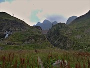 14 Sulla strdetta gippabile e successivo sentiero dal Rif. Longo saliamo alla diga del Lago del diavolo (2140 m)